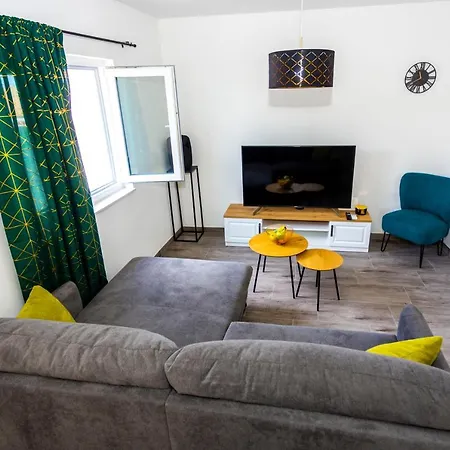 Sweet, Two Bedroom Apartment, Free Parking * Makarska