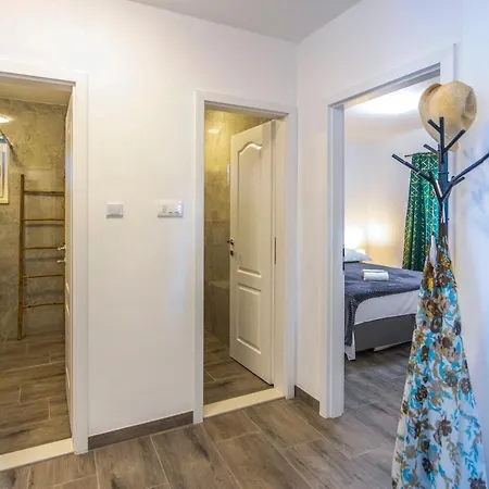 Sweet, Two Bedroom Apartment, Free Parking Apartment *
