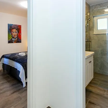 Sweet, Two Bedroom Apartment, Free Parking Apartment