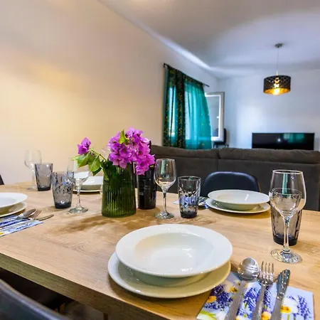 Sweet, Two Bedroom Apartment, Free Parking Apartment *