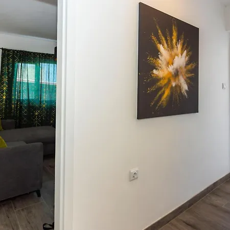 Sweet, Two Bedroom Apartment, Free Parking Apartment