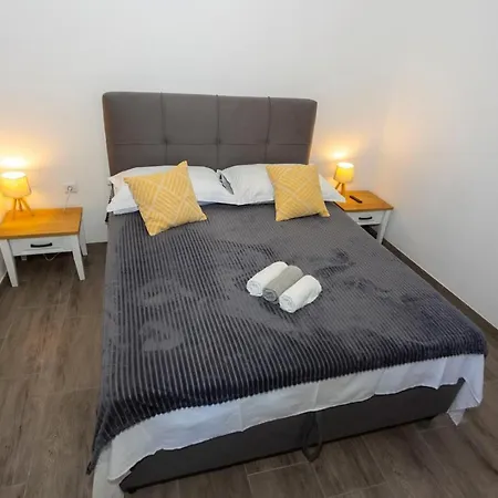 Sweet, Two Bedroom Apartment, Free Parking *