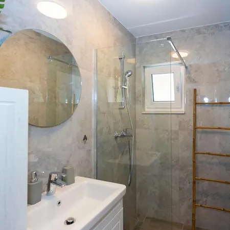 Sweet, Two Bedroom Apartment, Free Parking * Makarska