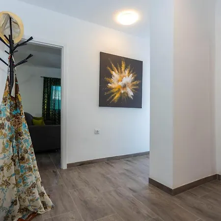 Sweet, Two Bedroom Apartment, Free Parking *