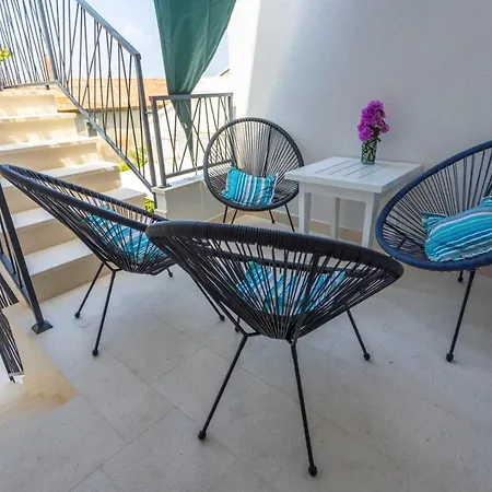 Sweet, Two Bedroom Apartment, Free Parking Apartment *