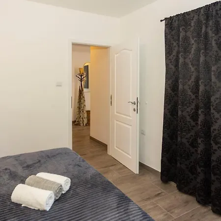 Sweet, Two Bedroom Apartment, Free Parking *