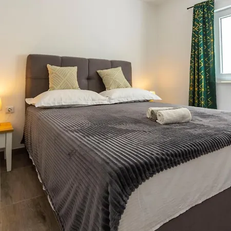 Apartment Sweet, Two Bedroom Apartment, Free Parking